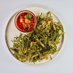 ผักบุ้งทอดกรอบซอสกุ้งหมูสับ