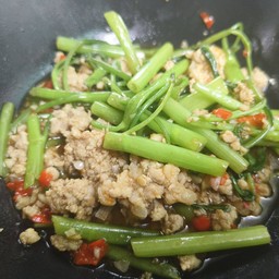ผัดผักบุ้งหมูสับ