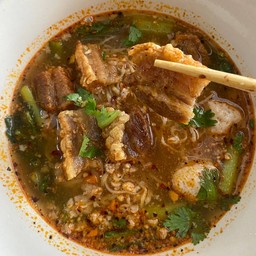 ก๋วยเตี๋ยวต้มยำหมูกรอบ