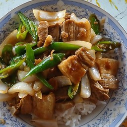 หมูสามชั้นผัดพริกอ่อนร้าดข้าว