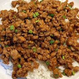 ข้าวหมูสับผัดกระเทียมพริกไทย