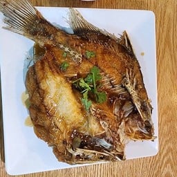 ปลากระพงทอดราดน้ำปลา