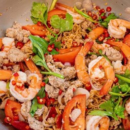 ยำมาม่าหมูสับกุ้ง