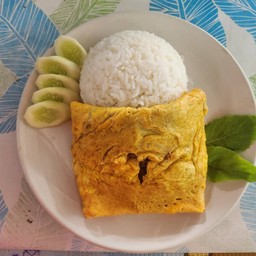 กระเพราหมูสับห่อไข่ราดข้าว