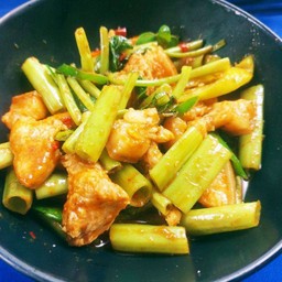 ผัดพริกแกงหมูสามชั้นกับผักบุ้ง