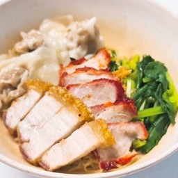 บะหมี่เกี๊ยว แห้งซอสหมูแดง ใส่หมูแดงและหมูกรอบ