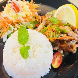 ข้าวยำสเต็กหมู