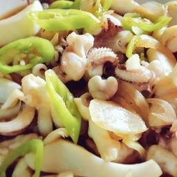 ปลาหมึกผัดพริกสด ราดข้าว