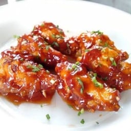 ปีกไก่ + น่องไก่ทอดซอสแดง