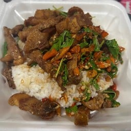 กระเพราหมูกรอบราดข้าว