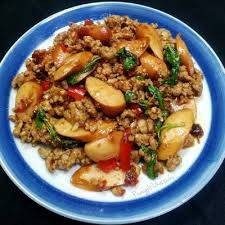ผัดกะเพราไส้กรอกหมูสับ ( กับข้าว )