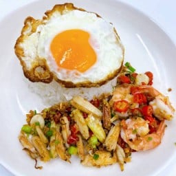 ก้ามปู ไข่หมึก ทะเล คั่วพริกเกลือ กระเพรารสเด็ดตามสั่ง