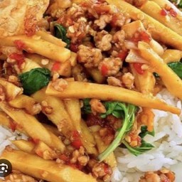 กระเพราหมุสับหน่อไม้+ไข่ดาว