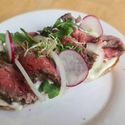 ST 3 Beef steak, mustard & horseradish creme fraiche, Forest tail