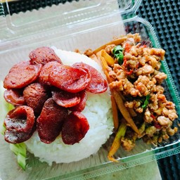 ข้าวกะเพราหน่อไม้หมูสับ+กุนเชียง(1เเท่ง)