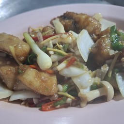 ปลากระพงผัดขิง