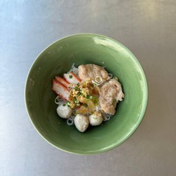 ก๋วยเตี๋ยวลูกชิ้นหมู + หมูเด้ง