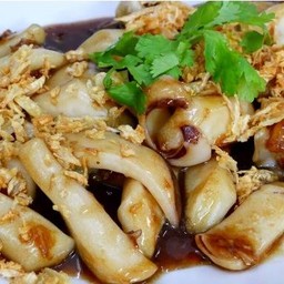 ปลาหมึกผัดน้ำมันหอย ราดข้าว