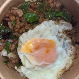 ข้าวกะเพราพริกแห้งหมูสับไข่ดาว