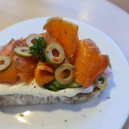 ST 5 Smoked salmon, wasabi cream, cucumber, olive, ricotta