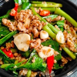 ผัดคะน้าหมูสับ ราดข้าว