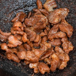 หมูชิ้นผัดน้ำมันหอย ราดข้าว