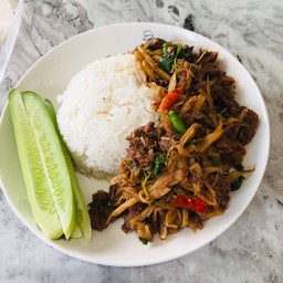 ข้าวกะเพราเนื้อหน่อไม้ดอง