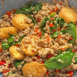 กระเพราเต้าหู้หมูสับราดข้าว