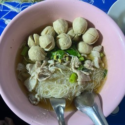 ล้านเตี๋ยวแดกดึก บ่อวิน