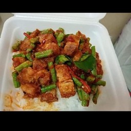 ผัดพริกแกงหมูกรอบ