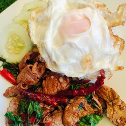ข้าวกะเพราเนื้อ ไข่ดาว