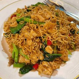 ผัดมาม่าไก่ จี๊ดจ๊าด