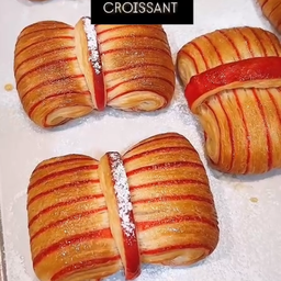 Raspberyy creamcheese croissant