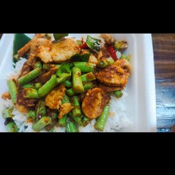 ผัดพริกแกงไก่