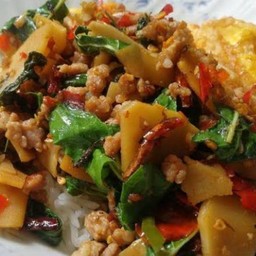 ข้าวหน้ากระเพราหมูสับหน่อไม้ดอง