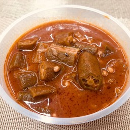 แกงกะเจี๊ยบใส่ซอสมะเขือเทศ