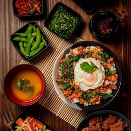 กระเพราหมูสับไข่ดาว