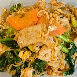 ผัดมาม่าหมูพิเศษ (มาม่า2ห่อ)