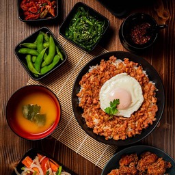 ข้าวหมูสับผัดกระเทียมพริกไทยไข่ดาว