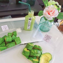 อะโวคาโด ( ผลไม้สด ) ปอกเปลือก หั่นชิ้น 1  กล่อง Avocado (fresh fruit), peeled and cut into pieces 1 box