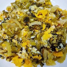 ข้าวราดผัดผักกาดดองใส่ไข่