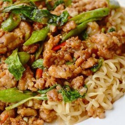 ข้าวกะเพรามาม่าหมูสับ