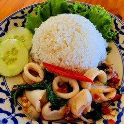 ข้าวกะเพราปลาหมึก (ข้าวหอมมะลิ)