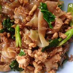 เส้นหมี่ ผัดซีอิ้ว หมูหมัก  ไข่