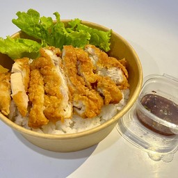 ข้าวหน้าไก่ทอด+น้ำจิ้มแจ่ว