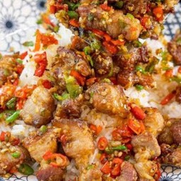 หมูสามชั้นคั่วพริกเกลือ ราดข้าว