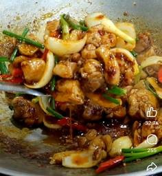 ไก่ผัดนำ้พริกเผา + ไข่ดาว   ราดข้าว