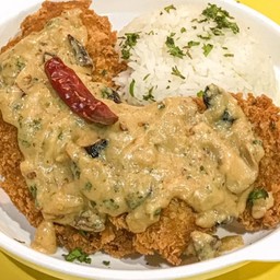 ข้าวสเต็กปลาทอดผัดพริกแห้ง
