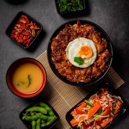 ข้าวสามชั้นผัดกระเทียมพริกไทยไข่ดาว