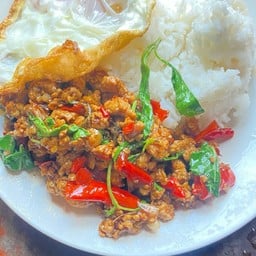 ข้าวกระเพราหมูสับ + ไข่ดาว